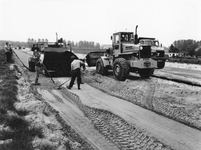 842628 Afbeelding van de asfalteringswerkzaamheden van het tracé van de Zuilense Ring (rondweg Utrecht-Maarssen, ...
